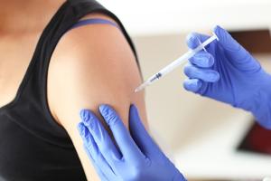 疫苗接种量飙升！中国卫健委：预计年底前至少70%目标人群接种 将适时组织专家论证鼻喷疫苗