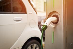 【零碳新经济】温哥华市议会通过新法规扩大对电动汽车充电要求、回收电池是加拿大“原材料安全供应”需求的重要组成部分