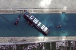 航运突发消息！又一艘大船在苏伊士运河“卡船搁浅” 航道交通短暂受阻